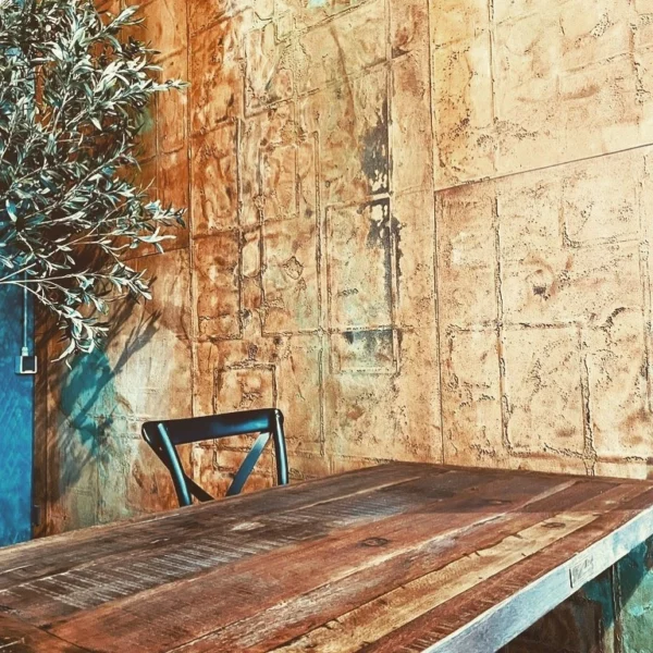 XSTONE Wall - 029 wallcovering Copper Quarter on a wall in a dining room