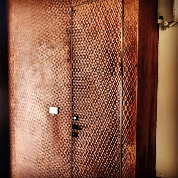 XSTONE Wall - 038 - Veneer Rust Diamond on a door