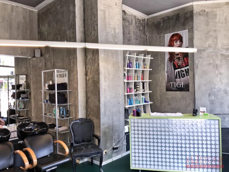 XSTONE Wall - 042 - Roll Travertine Grey on walls of a hairdresser shop